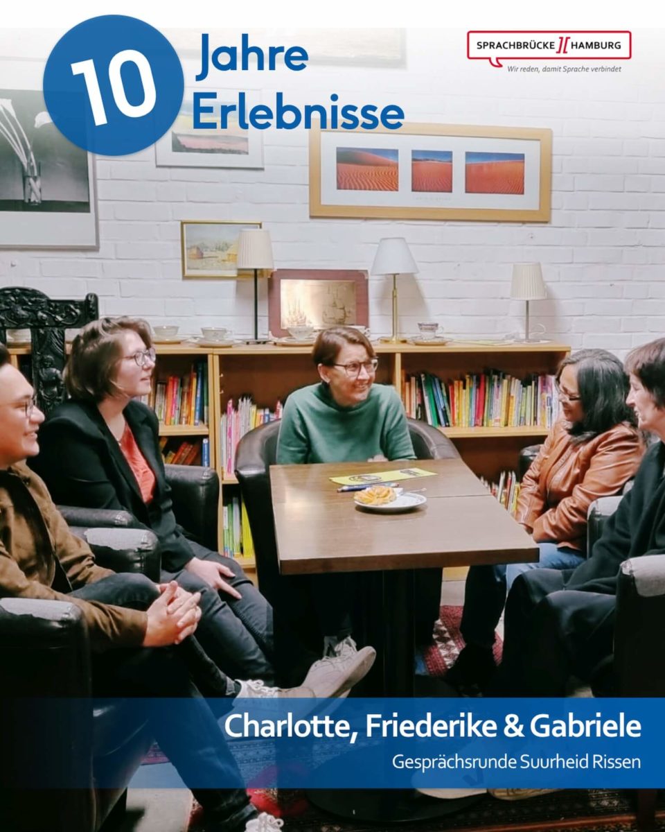 Fünf Frauen sitzen um einen rechteckigen Tisch, im Hintergrund ist ein Bücherregal und Wandbilder zu sehen. Es handelt sich um die Gesprächsrunde von Sprachbrücke-Hamburg e.V. am Standort in Rissen.
