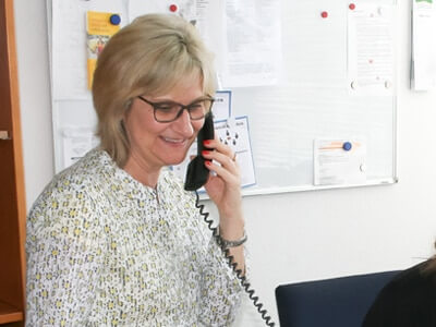 Ansprechpartnerin für die Presse telefoniert bei Sprachbrücke-Hamburg e.v.