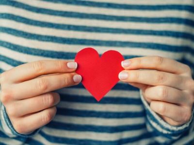 Nahaufnahme eines roten Holzherzen