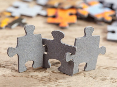 Puzzleteile, die ineinander verzahnt sind.