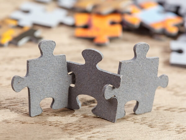 Puzzleteile, die ineinander verzahnt sind.