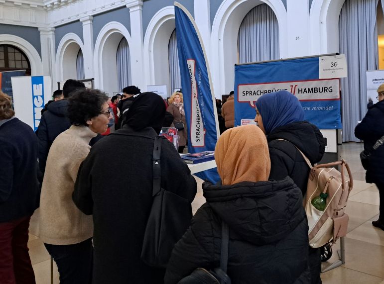 Viele Gespräche auf dem „Marktplatz der Begegnungen” der Handelskammer Hamburg