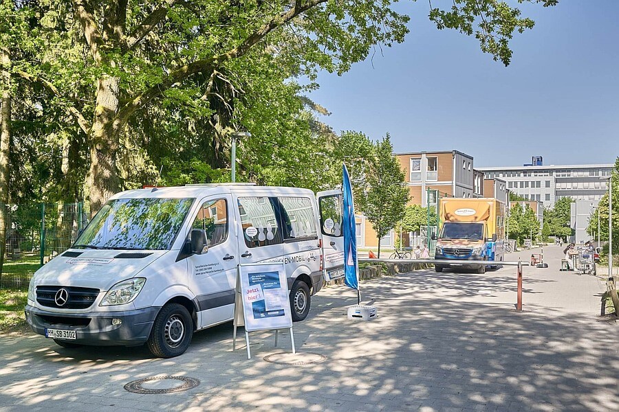 Ab sofort auch in allen Ohren: Das Sprachbrücken-Mobil hat jetzt einen eigenen Jingle